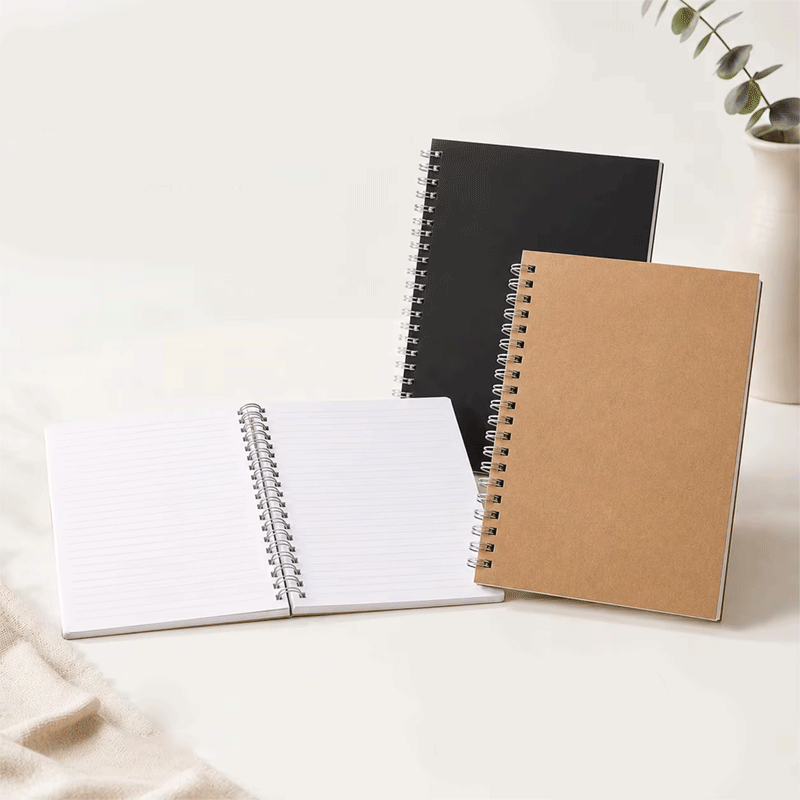 Páginas forradas com caderno espiral preto Kraft